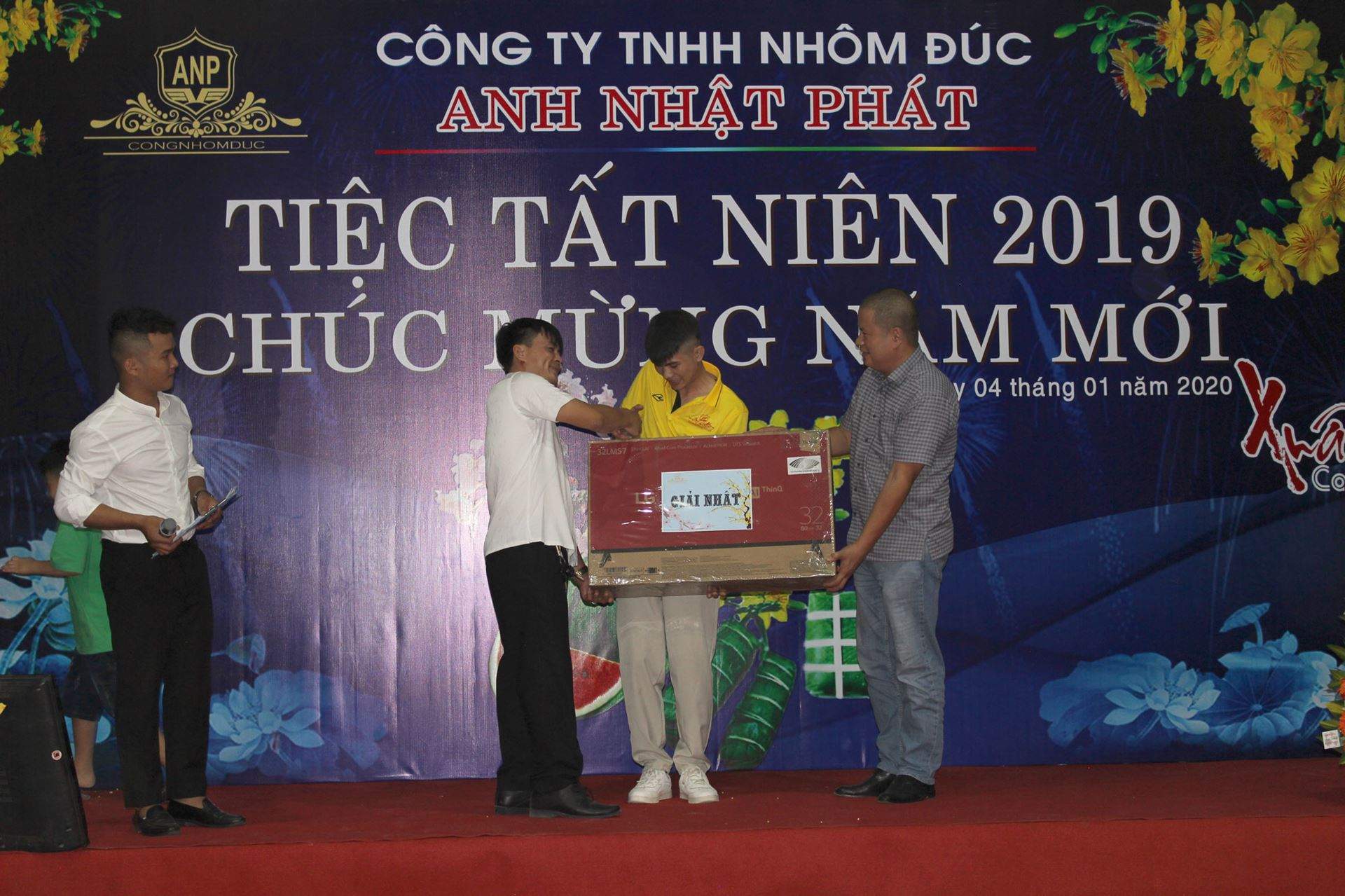 tất niên nhôm đúc anh nhật phát